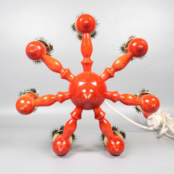 Takkrona sedd underifrån med dekorativa element