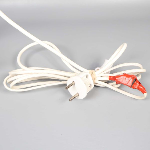 Vit elkabel till takkrona med fastsatt tejp vid kontakt