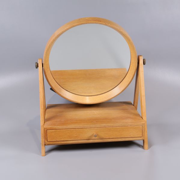 Bordsspegel med låda i ljust trä och rund ram