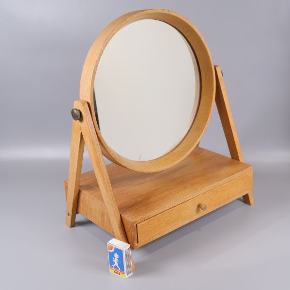 Sido vy av bordsspegel i trä, tändsticksask för skala