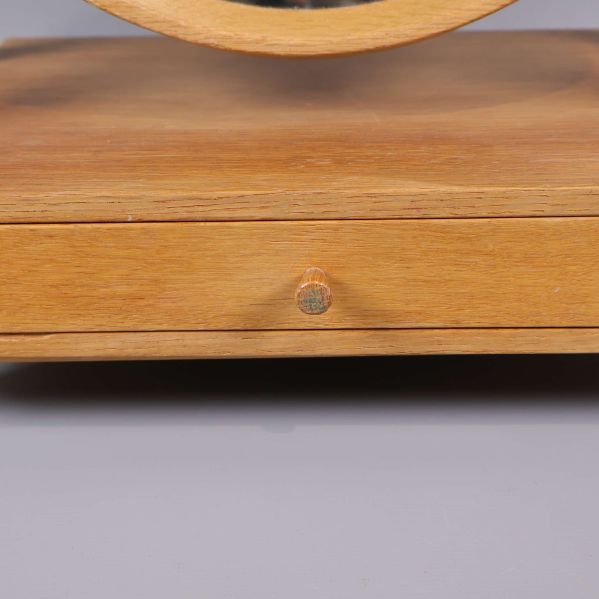 Närbild av låda framtill på spegelskåpet