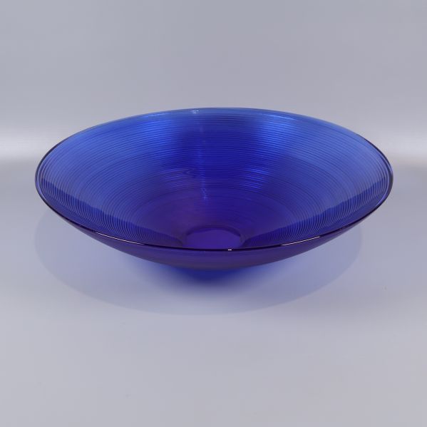 Blå skål i glas med vid öppning