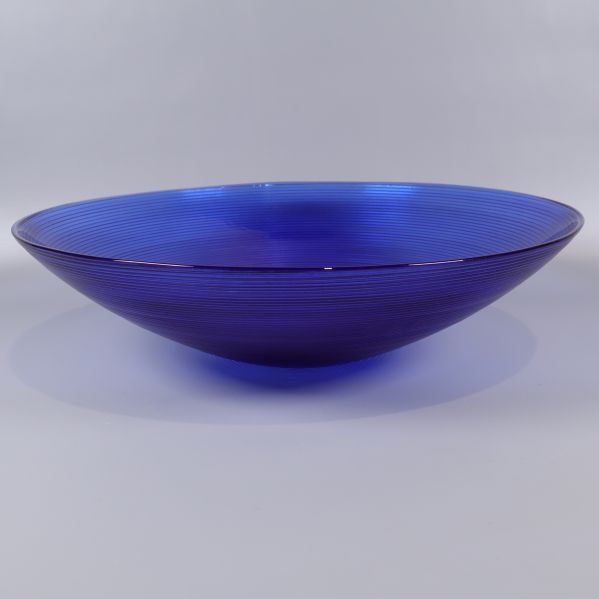 Blå skål i profil mot ljus bakgrund