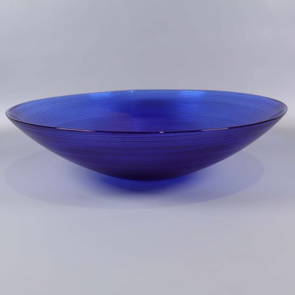 Stor blå skål i glas sedd från sidan