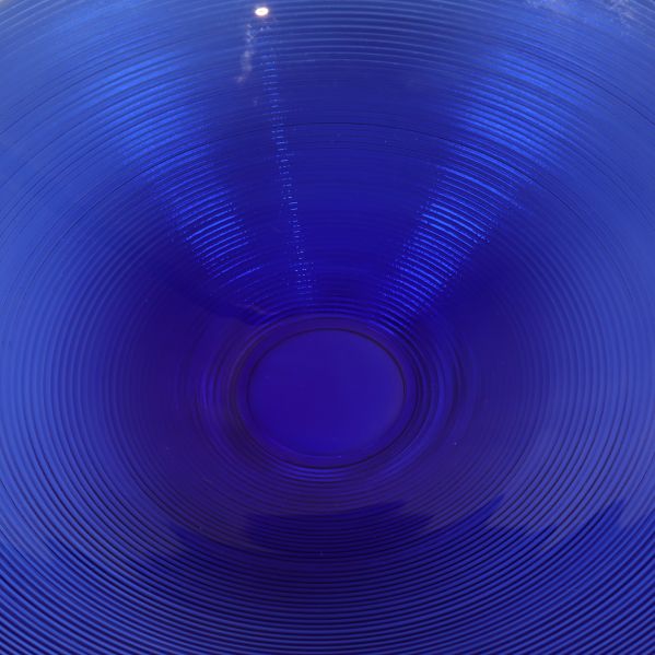 Närbild på skålens räfflor inuti