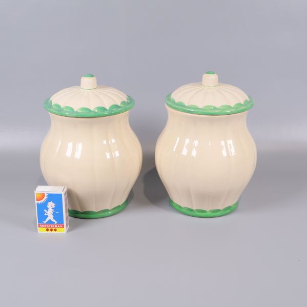 Baksidan av två burkar med lock, jämförelse med tändsticksask