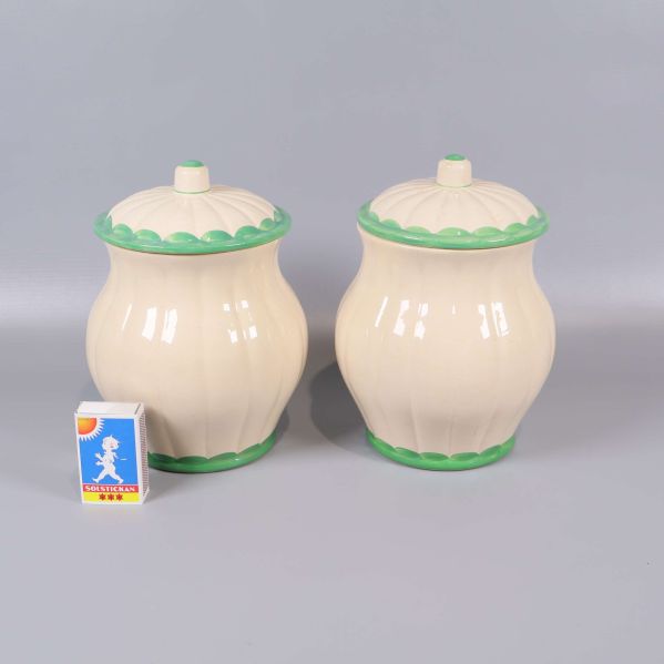 Burkar med lock bredvid tändsticksask för storleksjämförelse