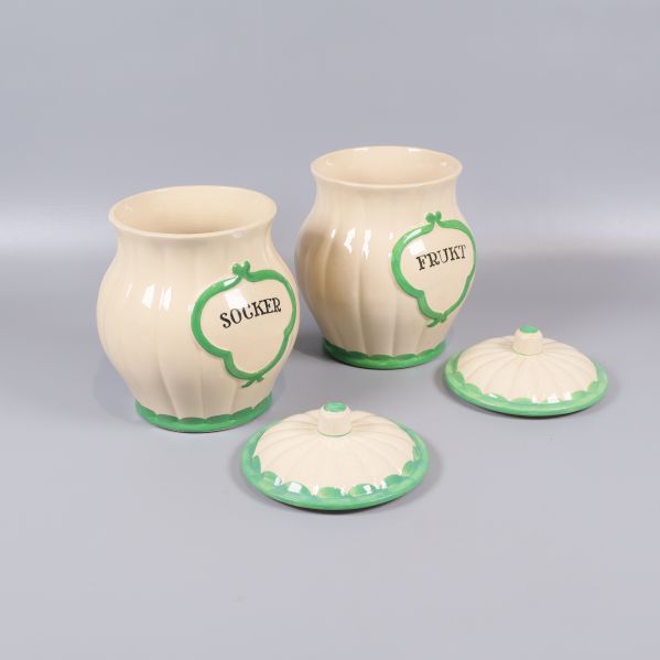 Burkar utan lock, socker och frukt synliga framtill