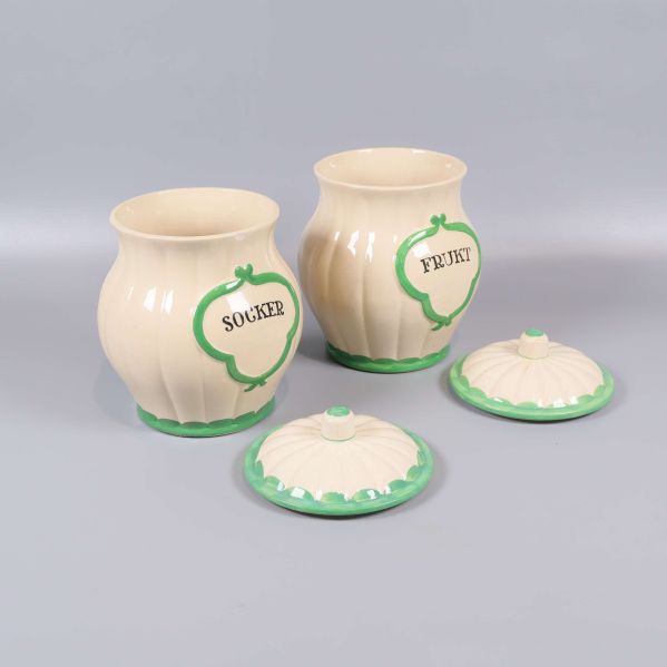 Burkar med avtagna lock, insidan syns tydligt