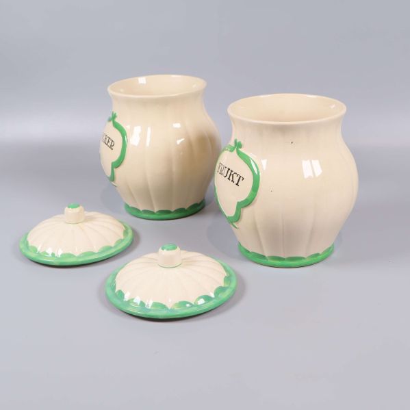 Burkar från sidan utan lock, visar öppningens utformning