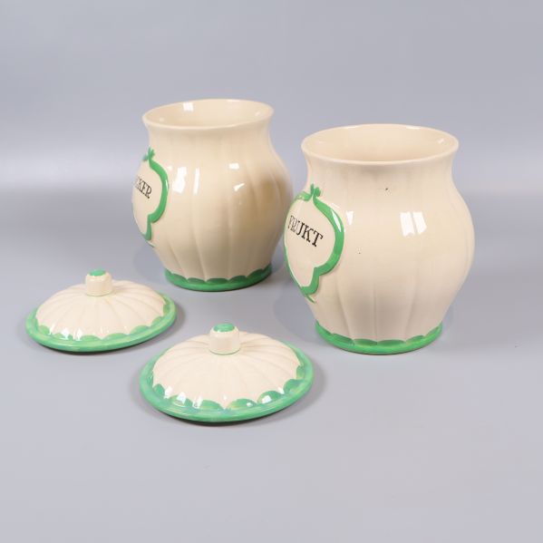 Burkar från sidan utan lock, insidan syns