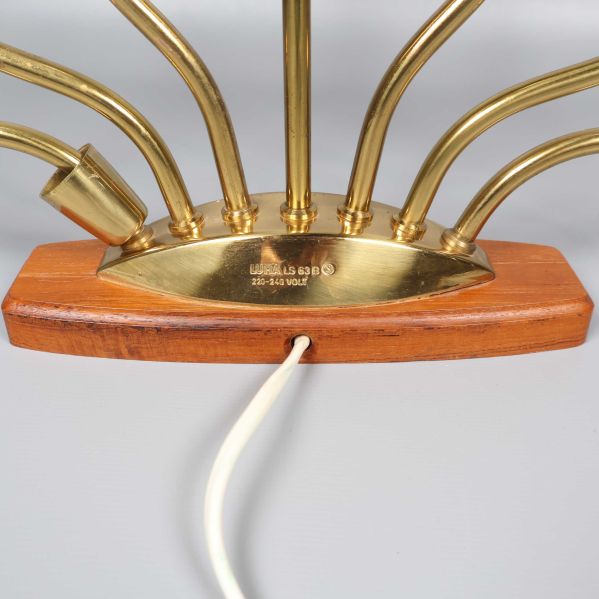 Närbild av bas och märkning