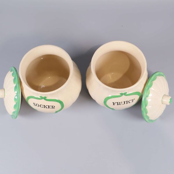 Burkar uppifrån, visar insidan och kantens form