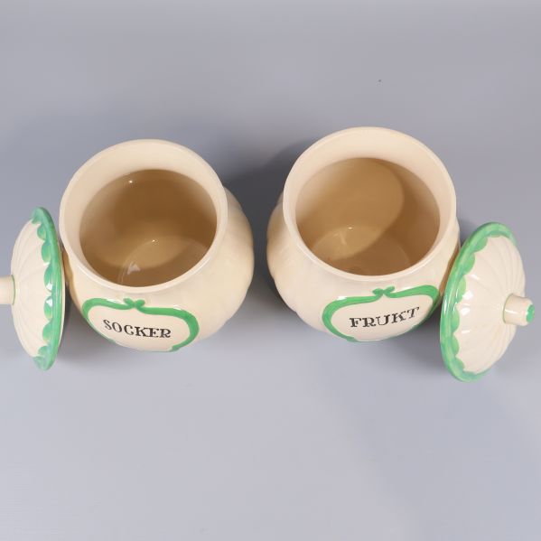 Vy ovanifrån på öppna burkar och lock