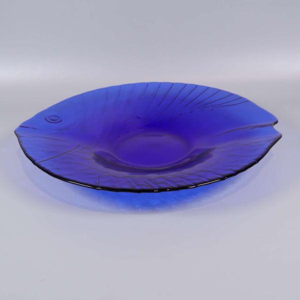 Blå skål i form av fisk sedd snett ovanifrån