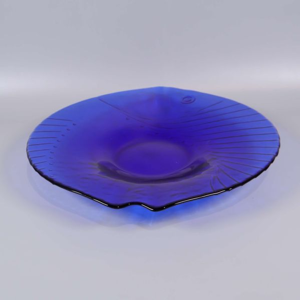 Fiskformad glasskål sedd ovanifrån