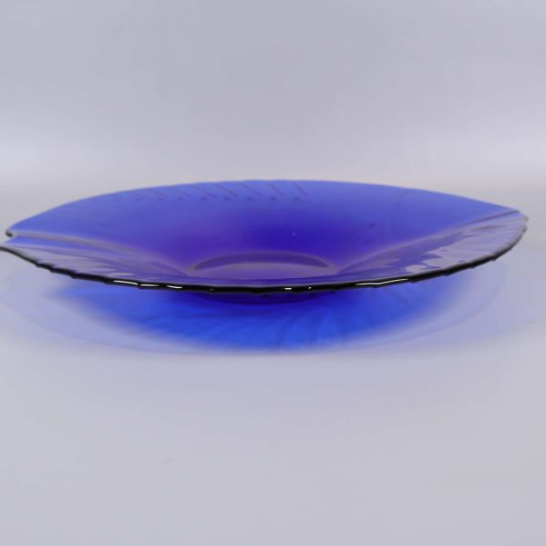 Platt sidosikt av blå fiskformad skål