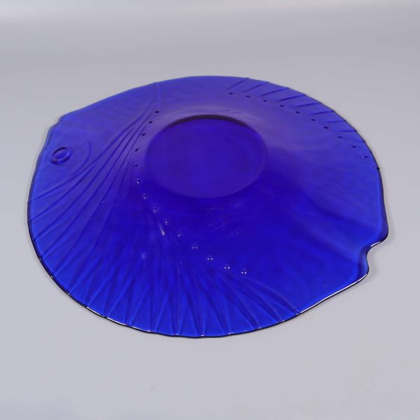  Undersidan av blå fiskformad skål