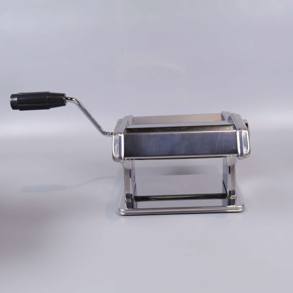 Pastamaskin sedd rakt framifrån med veven till vänster