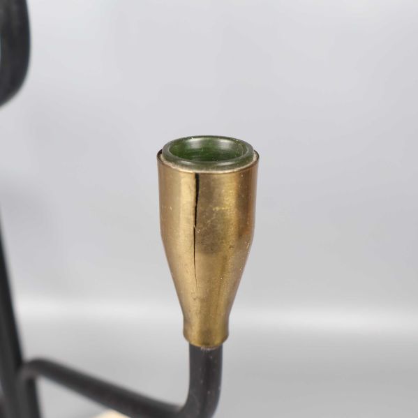 Närbild av spricka i ljushållare