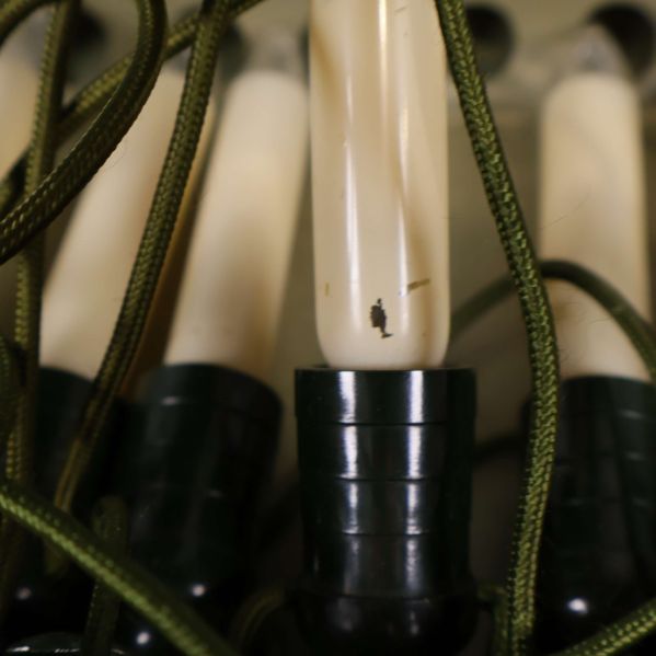 Närbild visar mindre märke på gräddvitt ljus