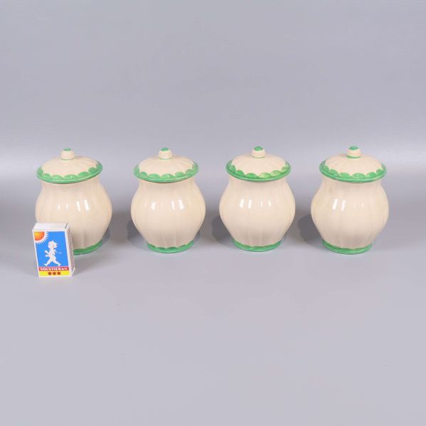 Baksidan av kryddburkar visas jämte tändsticksask