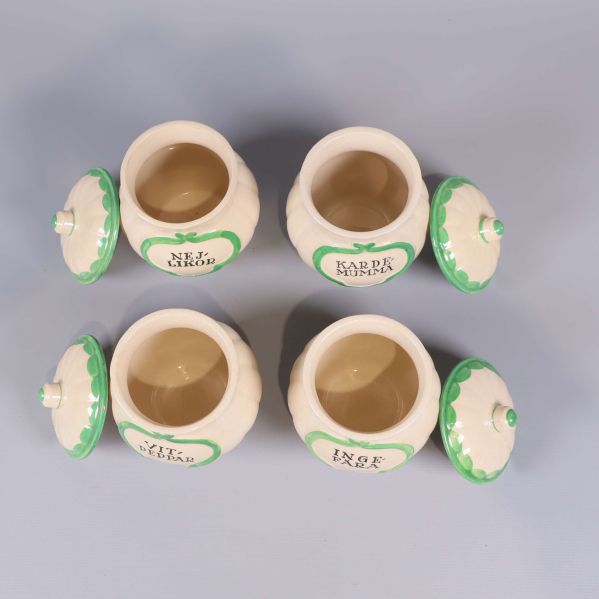 Fyra kryddburkar utan lock fotograferade ovanifrån