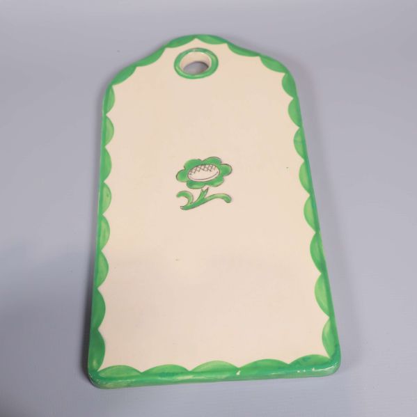 Närbild på skärbräda med grön vågig kant