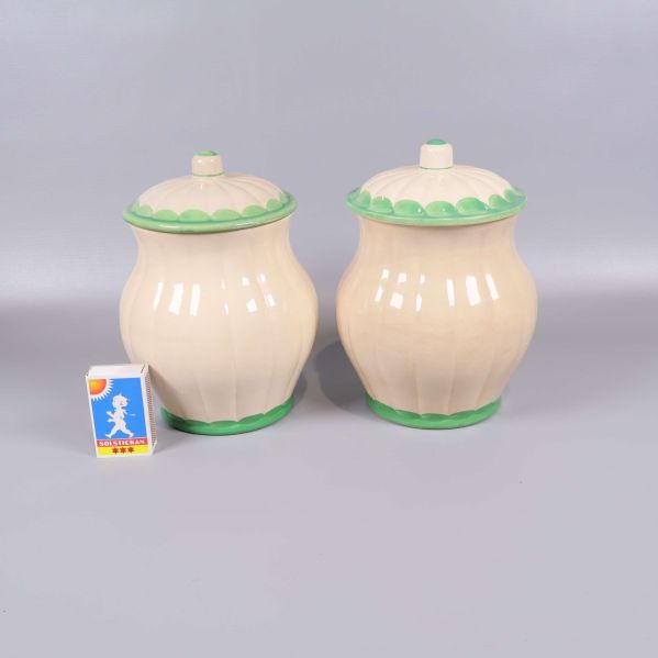 Båda burkarna med lock bredvid tändsticksask för storleksreferens