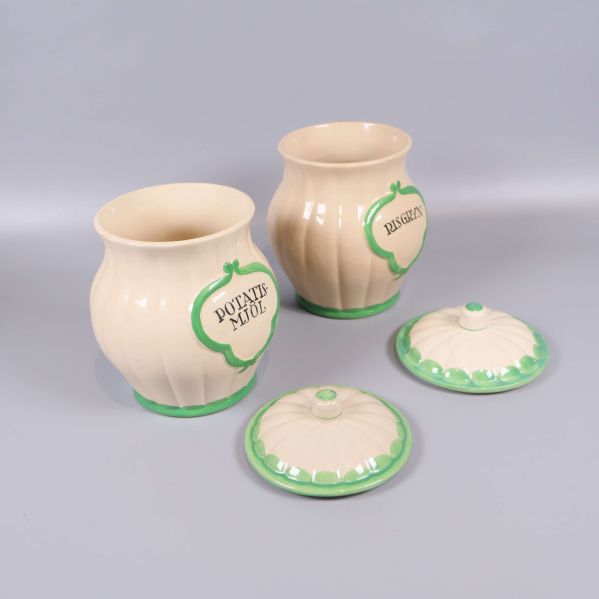 Burkar utan lock visar öppningar och dekordetaljer