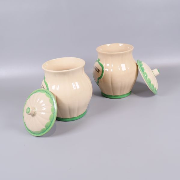 Förvaringsburkar med lock bredvid