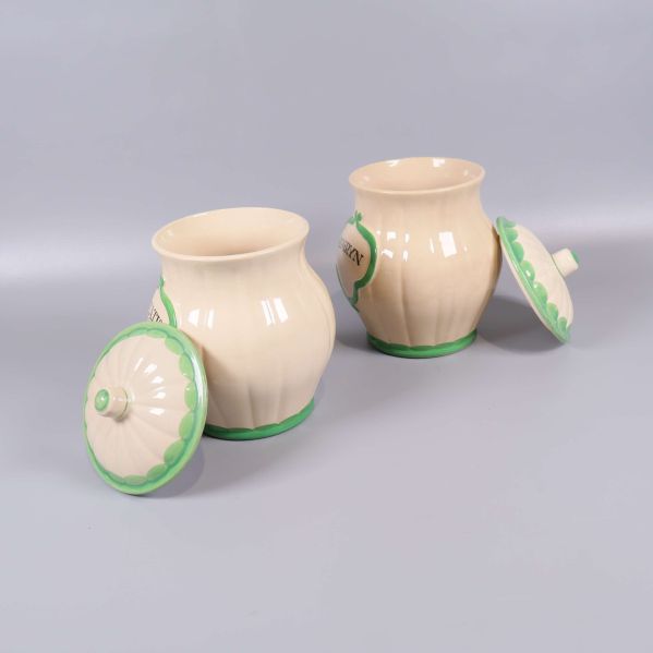 Burkarna ligger ner med lock bredvid sig