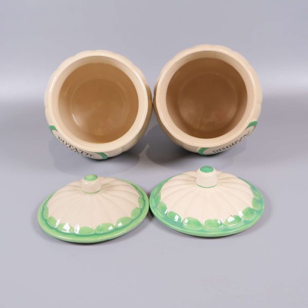 Öppna burkar sedda uppifrån med lock placerade bredvid