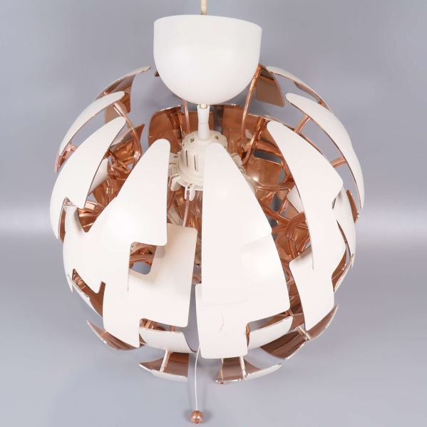 Taklampa i öppet läge med synlig kopparfärgad insida