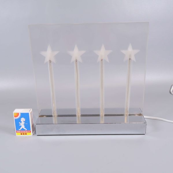 Adventsljusstake med fyra stjärnor  med tändsticksask jämte