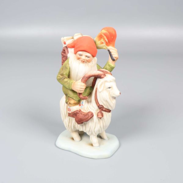 Tomtefigur på vit bock med lykta och korg