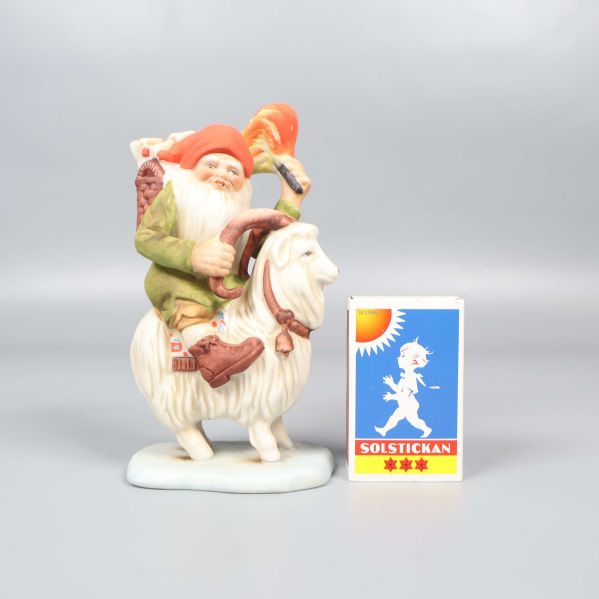 Tomtefigur på bock bredvid Solstickan tändsticksask