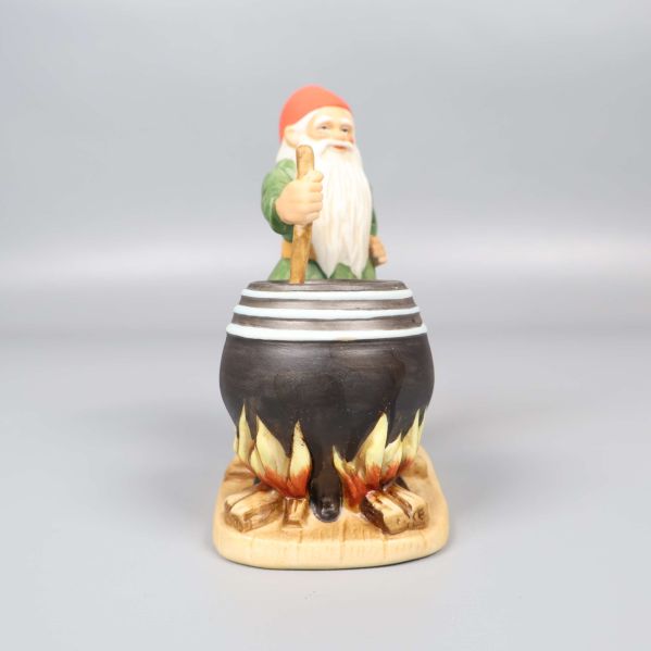 Tomtefigur betraktad framifrån med fokus på grytan