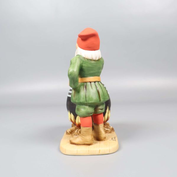 Baksidan av tomtefiguren visar hela figurens bakstycke