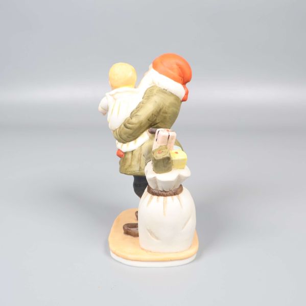 Baksida av porslinsfigur med säck