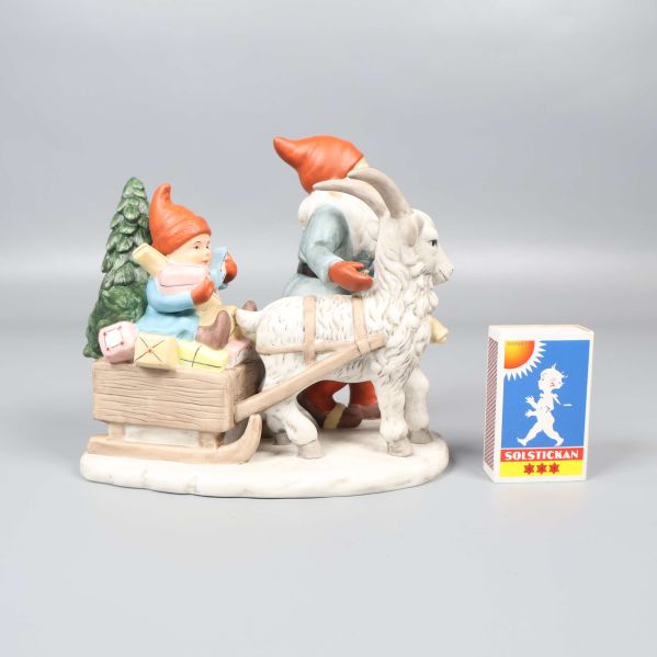 Tomtefigur med tändsticksask för storleksjämförelse