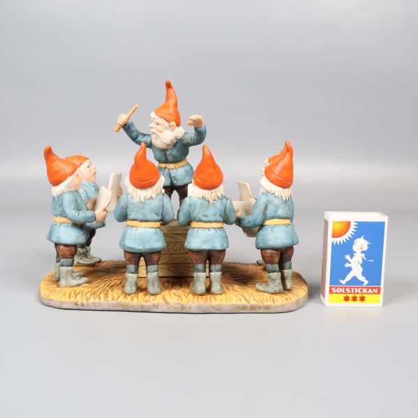 Baksidan av tomtekörsfiguren bredvid tändsticksask för storleksjämförelse