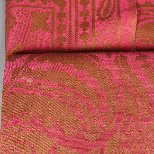 Närbild av dukens paisleymönster, liten vit fläck