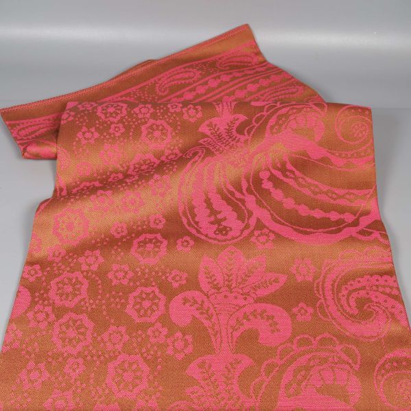 Vikt paisleymönstrad duk i rosa och bruna nyanser