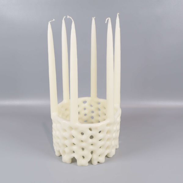 Stearinljus formad som luciakrona fotograferad framifrån