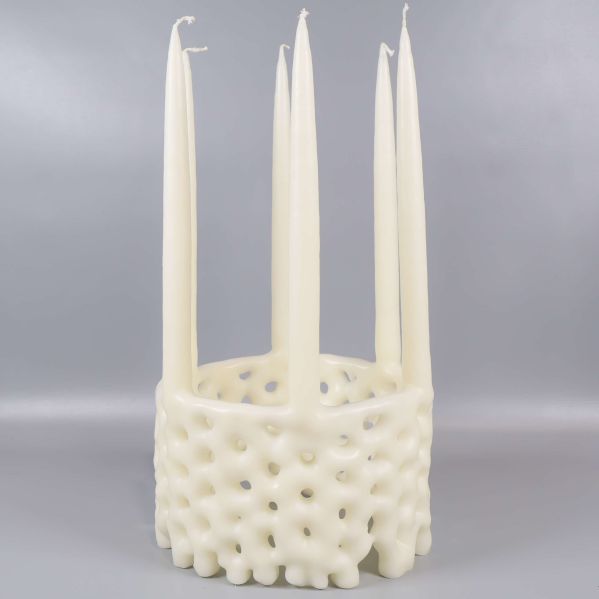 Stearinljus i luciakrona-form från sidan