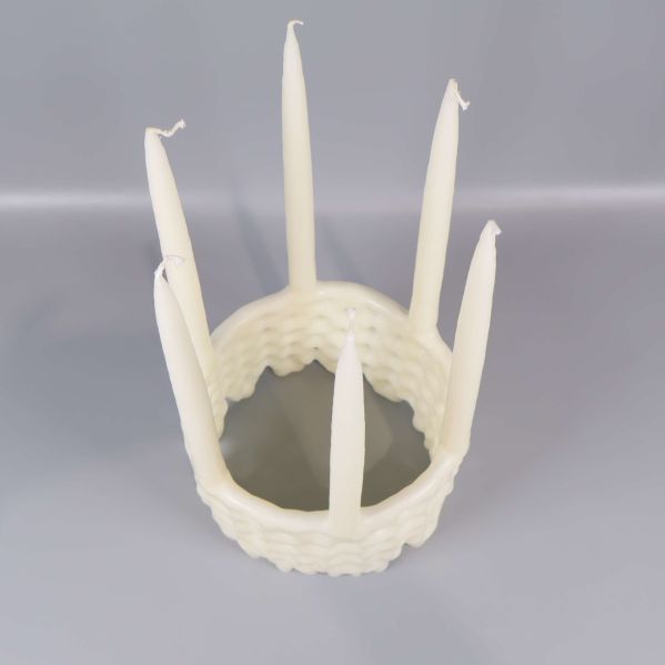 Vy ovanifrån på luciakrona-format stearinljus