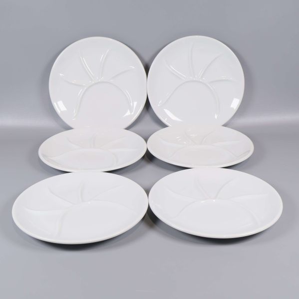 Sex vita tallrikar med flera fack i en halvcirkel