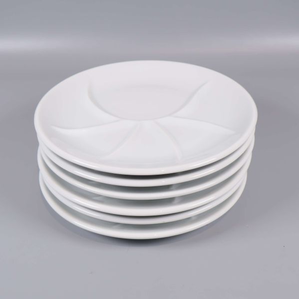 Sex staplade vita tallrikar med fack