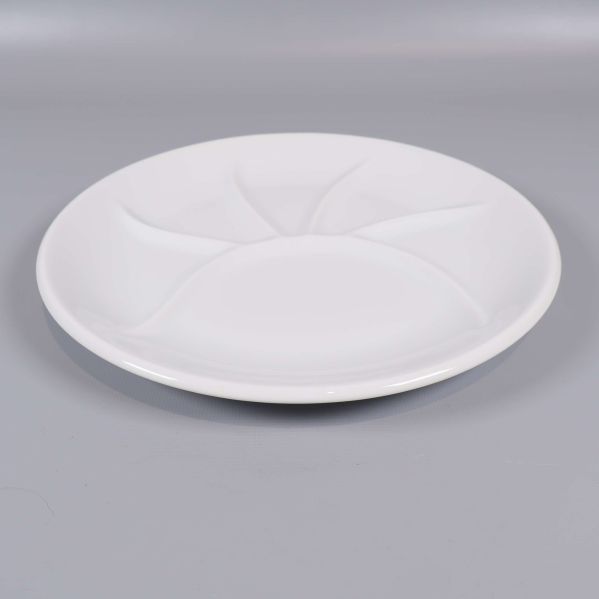 Vit buffétallrik med fem distinkta fack